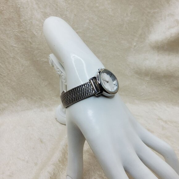 Vintage Timex Ladies Silver-Tone Dress Watch With Stainless Steel Expansion Band - Picture 6 of 9